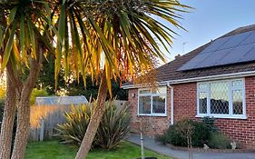 Spacious Bungalow Air Con & Wi-Fi